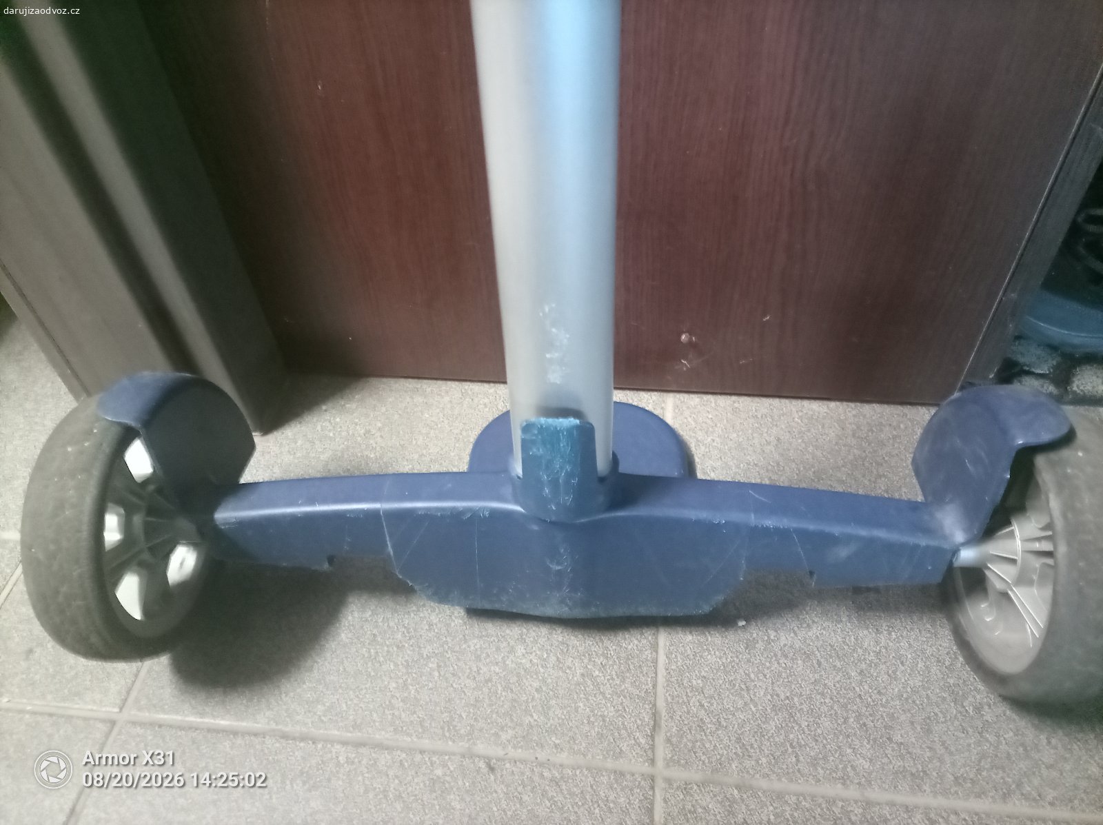 Vozík na školní tašku. Vyměním za ovoce. Polohovatelny držák, výškově nastavitelné, stabilní kolečka. Taška se dobře upíná.