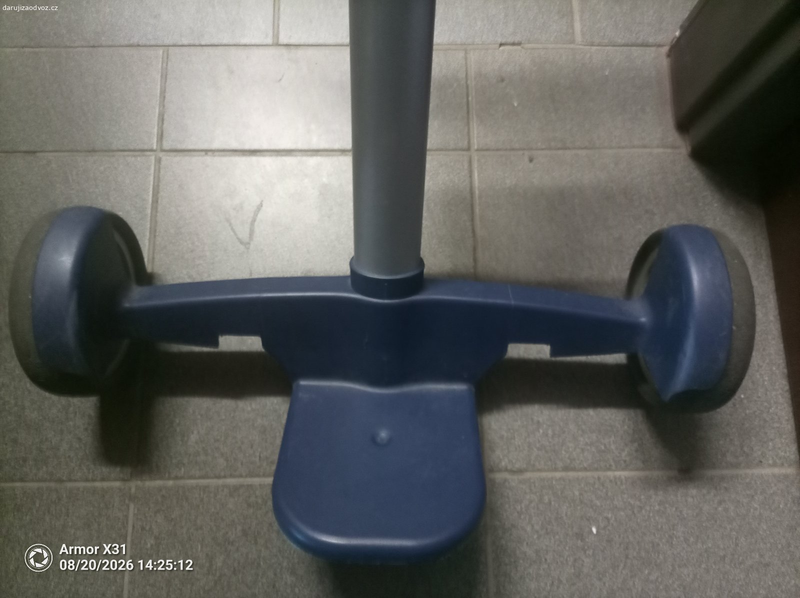 Vozík na školní tašku. Vyměním za ovoce. Polohovatelny držák, výškově nastavitelné, stabilní kolečka. Taška se dobře upíná.