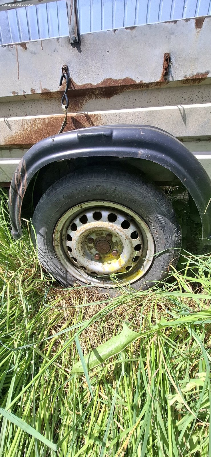 Vozik za auto. Nalezovy stav. Zrejme bez STK. Pneu vypustena. Ve stavajicim stavu neleze zapojit za auto. Odvoz dnes, zitra nebo pozitri z Kovarske.