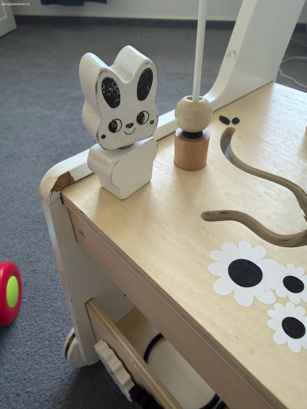 Vozíky. Dva dětské vozíky – oba jsou funkční, jen trochu opotřebované.