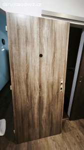 Vstupní dveře do bytu 80cm + zámek