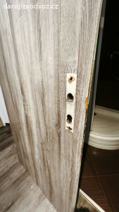Vstupní dveře do bytu 80cm + zámek