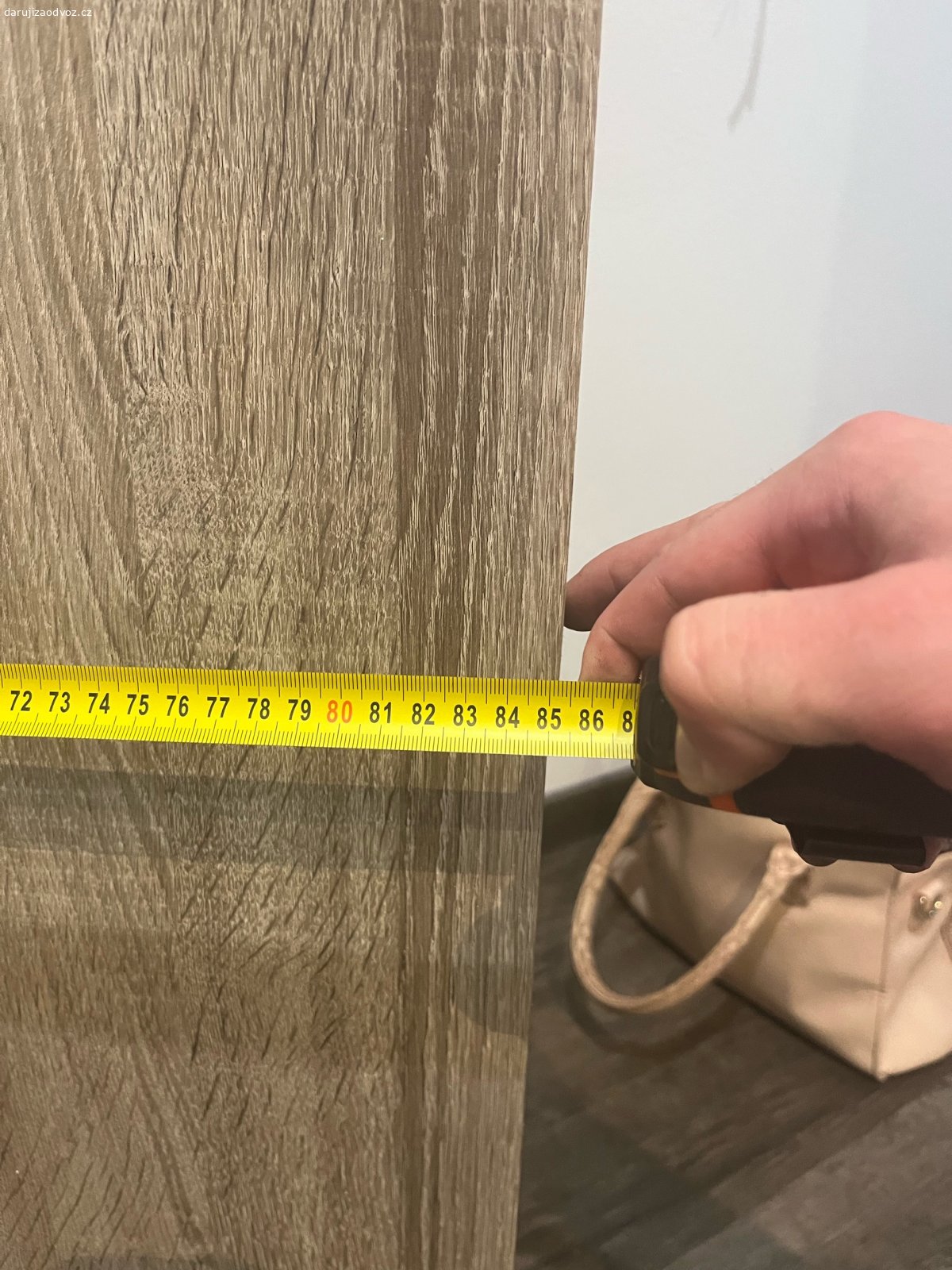 Vstupní dveře do bytu 80cm + zámek. Daruji za odvoz staré vstupní dveře od bytu šířka 80cm včetně bezpečnostní kliky, zámku a vložky. 

Dveře jsou z boku poničené a klika se špatně vrací (pročištění a nová pružina by to myslím vyřešili). K zámku je určitě jeden klíč a možná najdu další. 

Vše je možné odvést pouze v kompletu s dveřmi.

Odvoz možný klikov tento týden. Stačí mi do SMS nebo e-mailu napsat čas. Prosím nevolat.