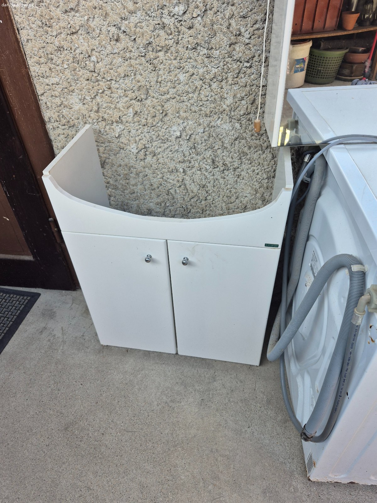 vybavení koupelny včetně pračky. renovujeme koupelnu, tak nabízíme nepoškozené umyvadlo 60cm, skříňka pod umyvadlo, zachovalá toaletní skříňka se zrcadlem, plně funkční pračku Philco, vanová baterie, baterie nad umyvadlo - vše rozteč 10 cm, deskový radiátor - odvoz všeho najednou.