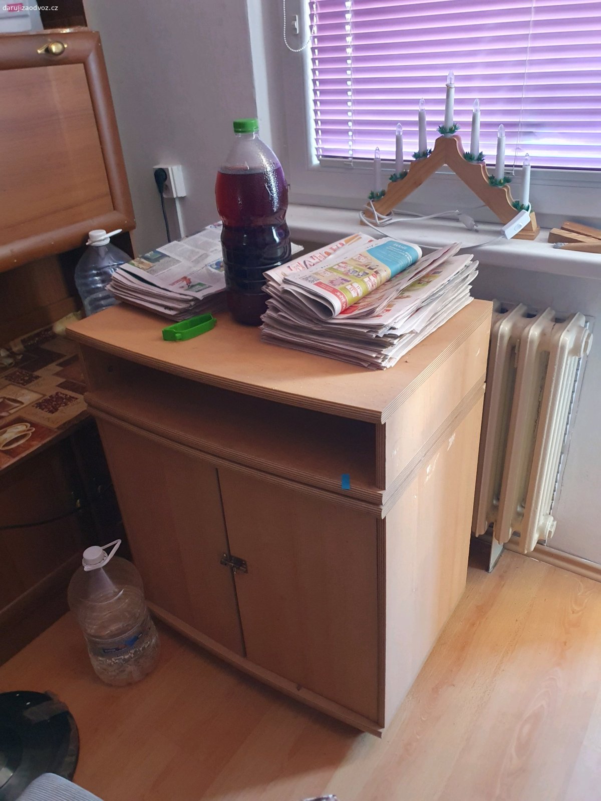 vyklízení bytu 30.08. Hradec Králové. Vše co vidíte na fotkách, dva rozkládací gauče spousta drobného nábytku, co se neudá, zlikviduje vyklízecí služba 31. srpna.