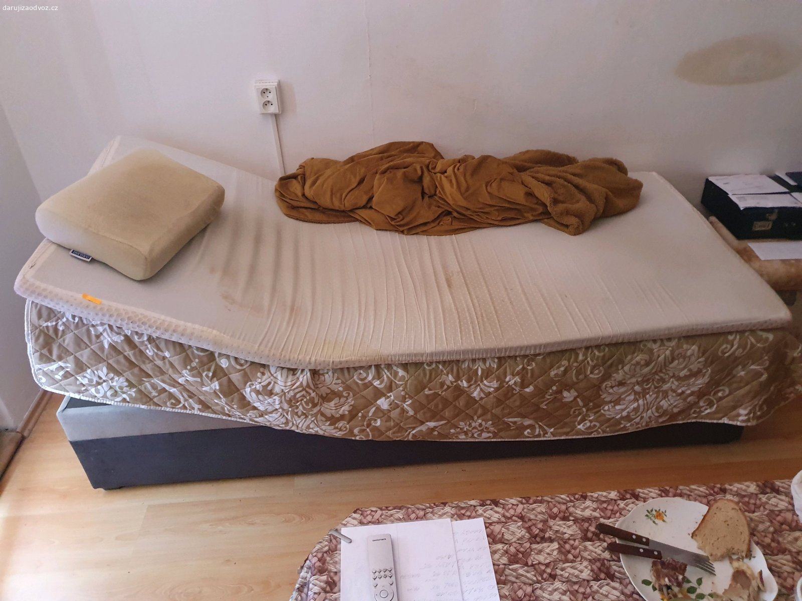 vyklízení bytu 30.08. Hradec Králové. Vše co vidíte na fotkách, dva rozkládací gauče spousta drobného nábytku, co se neudá, zlikviduje vyklízecí služba 31. srpna.