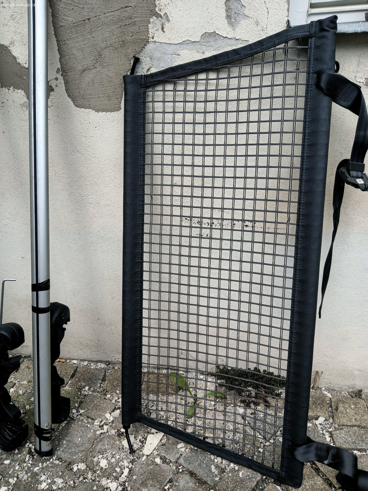 vyklízení garáže. 1Nový brzdový kotouč,střešní tyče asi na nisana modelovací síť