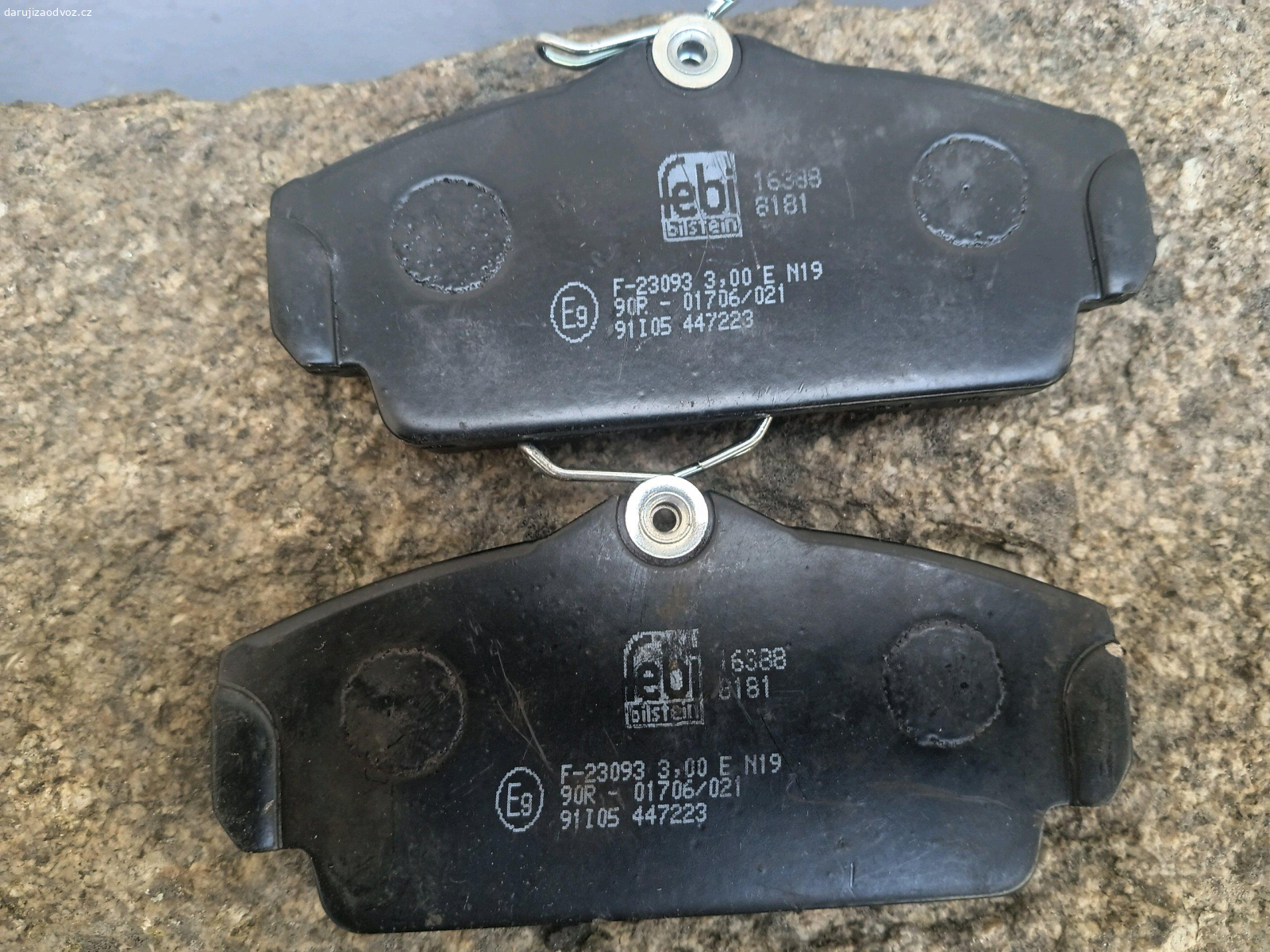 vyklízení garáže. 1Nový brzdový kotouč,střešní tyče asi na nisana modelovací síť