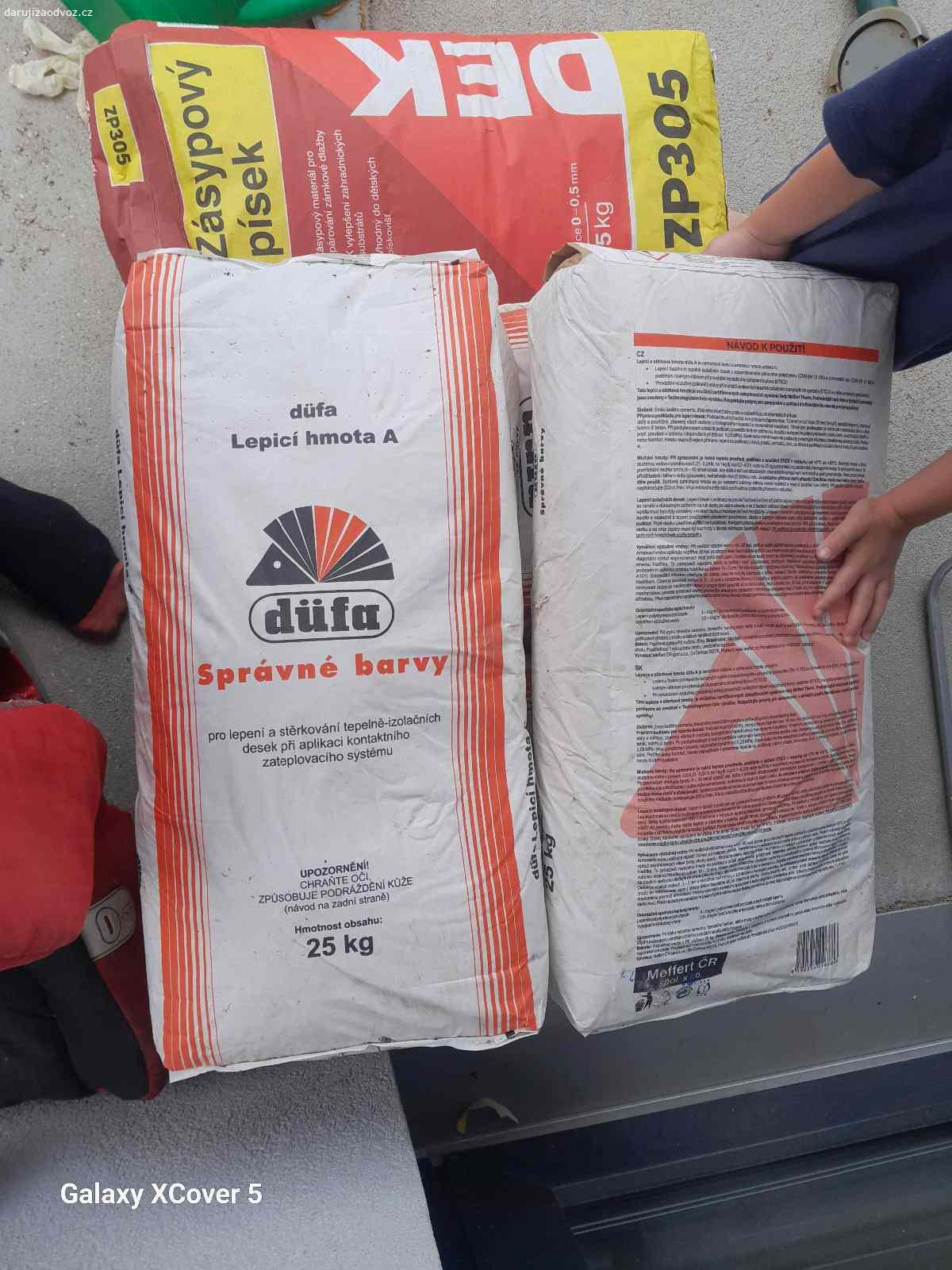 Vymnenim. Vymnenim zasypovi pisek 0,05,zrno 2kusy.
Lepidlo 8 kusu v hodnote 400kc za pytrl take vymnenim ,
Shanim treba maflika,konferencni stilek,kolo pro 8leteho kluka nebo  nabydnete co vymnenit