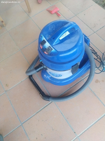 Daruji vysavač liv aquafilter. používaný,funguje jen vysávání a ne rozstřikovač čisticího prostředku.K vysavači tepovací hubice