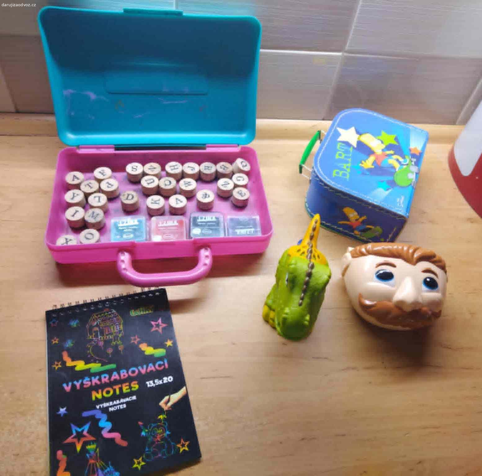 Vyškrabovací notes, kufřík BART Simpson, razítka. Malý modrý kufřík pro děti s Bartem Simpsonem, vyškrabovací notes, razítka s písmeny, ještěra a hlavu pro zubaře z her s plastelínou - modelínou - jestli chcete něco přinést, čokoláda MIlka potěší, není podmínkou). Předám Praha 10