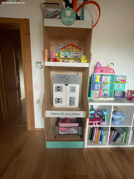 Vysoký regál do dětského pokoje