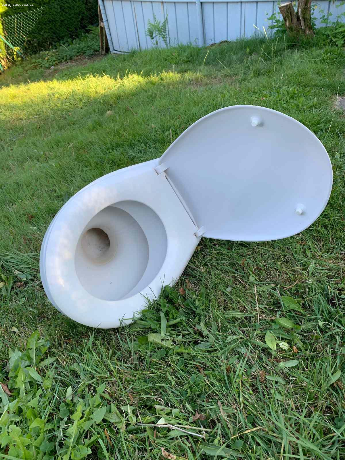 wc misa. Darujem wc misu aj so sedátkom. Misa je použitá ale nepoškodená. Môžem pridať aj pôvodné závitové tyče. K novému splachovaču som dostal wc zdarma takže pôvodné nepotrebujem.