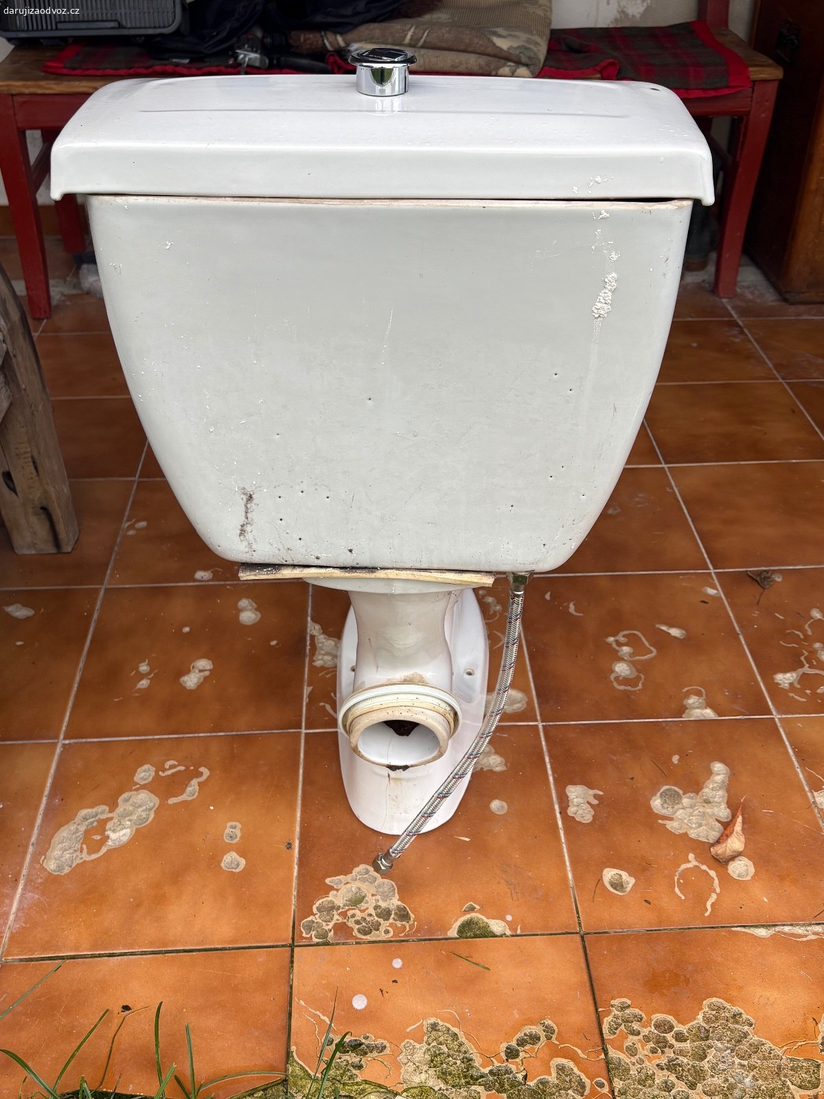 WC za odvoz zadní vývod. Nechám za odvoz zdarma WC se zadním vývodem. Do teď funkční, bez prkénka. Je potřeba umýt. Třeba někdo využije na stavbě apod. Pouze osobní odběr Sudoměřice u Bechyně o víkendech.