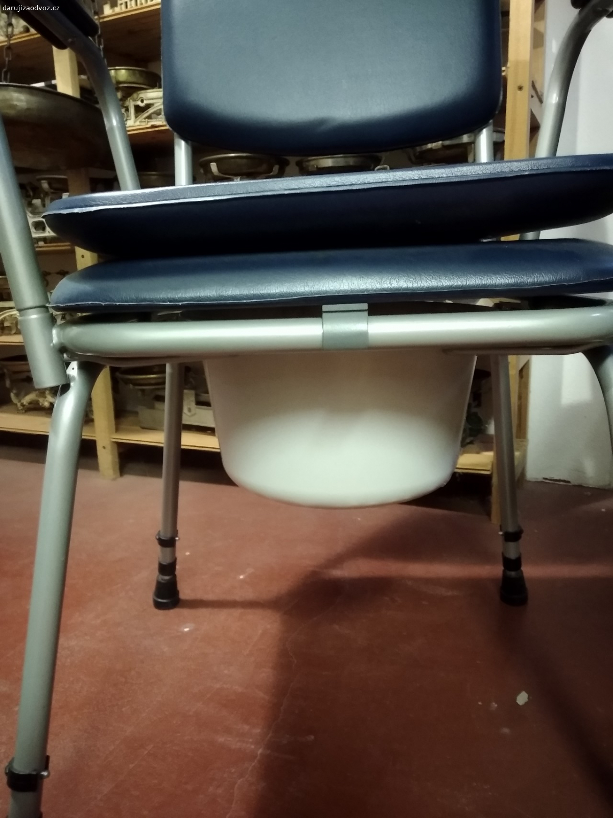 WC židle. Daruji WC židli, židle v top stavu, jen nádobka je lepená, ale funkční. Vše omyté, vydezinfikované, jen zaprášené, máme ji několik měsíců ve sklepě.