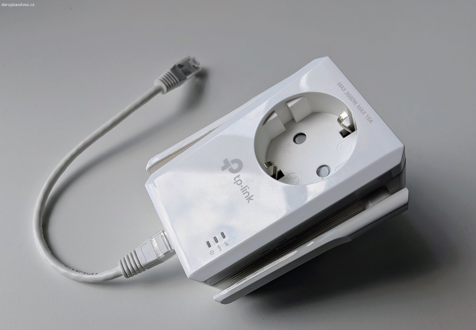 Wi-Fi extender TP-link TL-WA860RE. Za odvoz daruji používaný, plně funkční jednopásmový Wi-Fi 4 (2.4 GHz) extender TP-link TL-WA860RE s průchozí elektrickou zásuvkou s maximální přenosovou rychlostí 300 MBit/s. Bez originální krabice / balení.

Obsahuje 100 MBit/s ethernet port - ten lze využít pro kabelový "přívod" internetu, nebo pro připojení kabelových zařízení.

Maximální spotřeba 3W.
Osobní předání po předchozí dohodě v Praze Karlín nebo Žižkov.