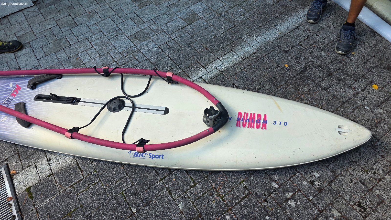 Windsurfing. Surfove prkno BIC Sport RUMBA 310 z roku 1995, s rahnem, plachtou, trapezem. Vse historie, ale funkcni, spoustu let nejete.