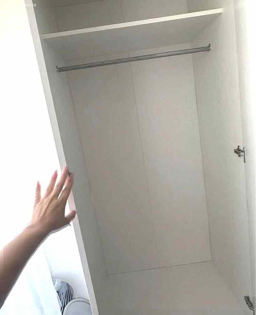 za odvoz  bílá skříň s nádstavcem + 2.postele. Za odvoz ( zdarma) bílá skříň s nádstavcem + 2. postele.
Nabízím za odvoz bílou skříň s nádstavcem + k tomu 2. postele ze stejného materiálu se samostatným úložným boxem ( bez matrací).
rozměry skříně.
Rozměry skříně: V, Š, HL: 188 x 90x 60.cm.
Výška nádstavce: 56.cm.
Šířka postelí 80.cm x 2.
Brno