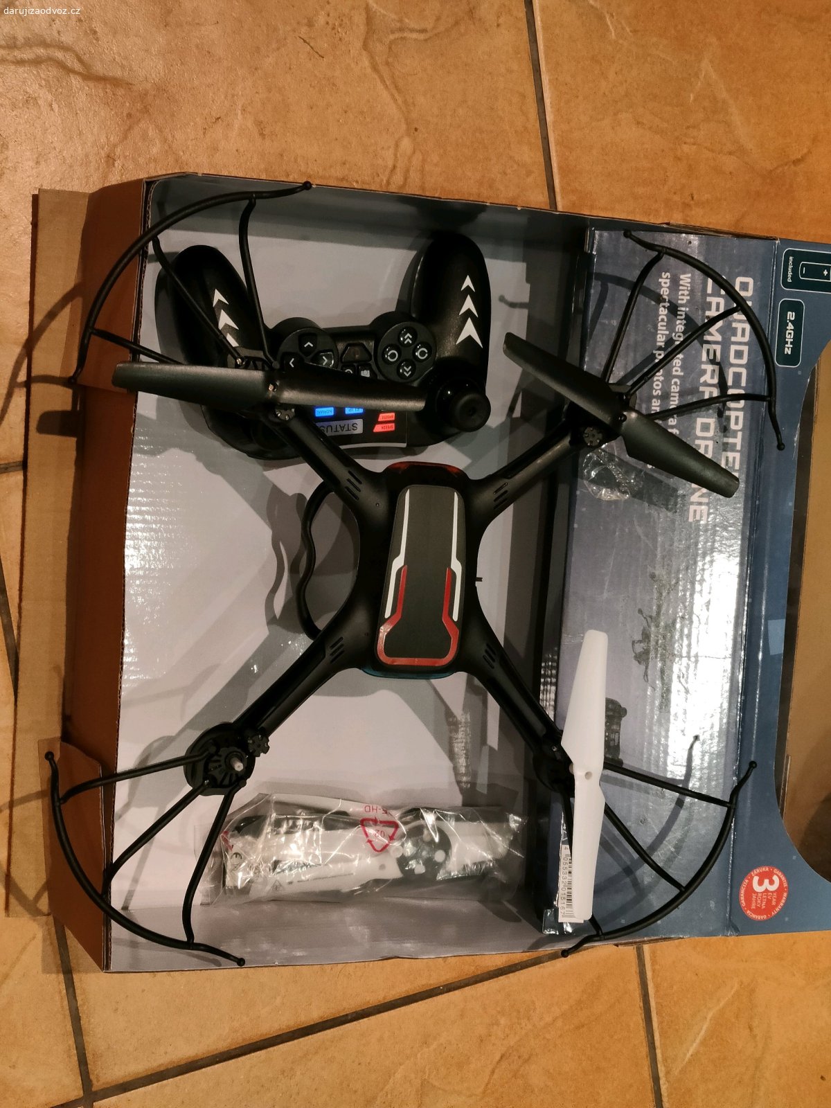Za odvoz dron. Daruji dron, kompletní, ovladač běží, nicméně někdo šikovný musí dosložit a otestovat, asi funguje, za odvoz co nejrychleji.