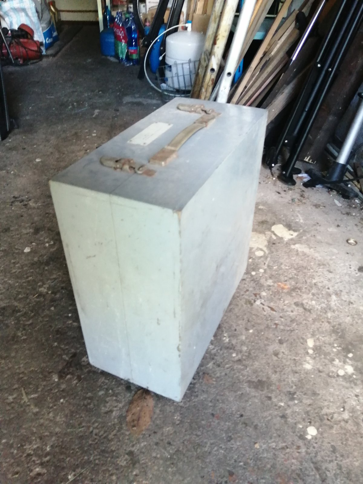 za odvoz kufr na nářadí. uzavírací transportní bedýnka,či kufr na cokoliv,býval v tom měřící přístroj..rozměry 43x43x21 cm