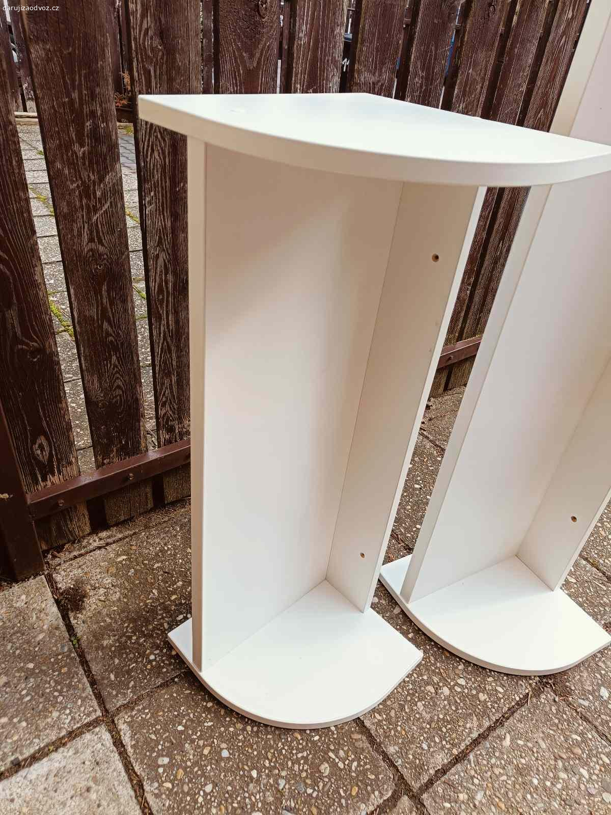 Za odvoz Praha Ďáblice - 2x bílá police MDF. Dvě bílé police z materiálu MDF, k přivrtání na stěnu, univerzální. Možno jako knihovna, na skladování potravin, do koupelny, či do komory, dílny. Dobrý stav.
Jsou bytelné a nosné.

POUZE OSOBNÍ ODBĚR ĎÁBLICE.

Rozměry:
120x30x30
80x30x30