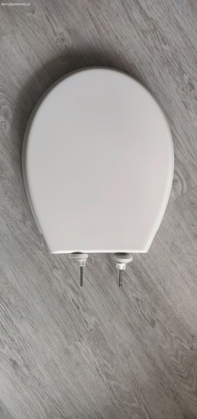 Záchodové prkýnko s redukcí. Daruji záchodové prkénko s vestavěnou dětskou redukcí. Zavírání s brzdou - nespadne, ale měkce dosedne. Vnější rozměr 44x37 cm.