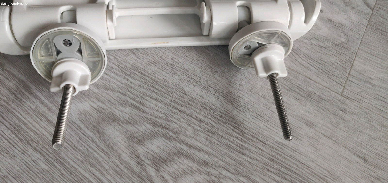 Záchodové prkýnko s redukcí. Daruji záchodové prkénko s vestavěnou dětskou redukcí. Zavírání s brzdou - nespadne, ale měkce dosedne. Vnější rozměr 44x37 cm.