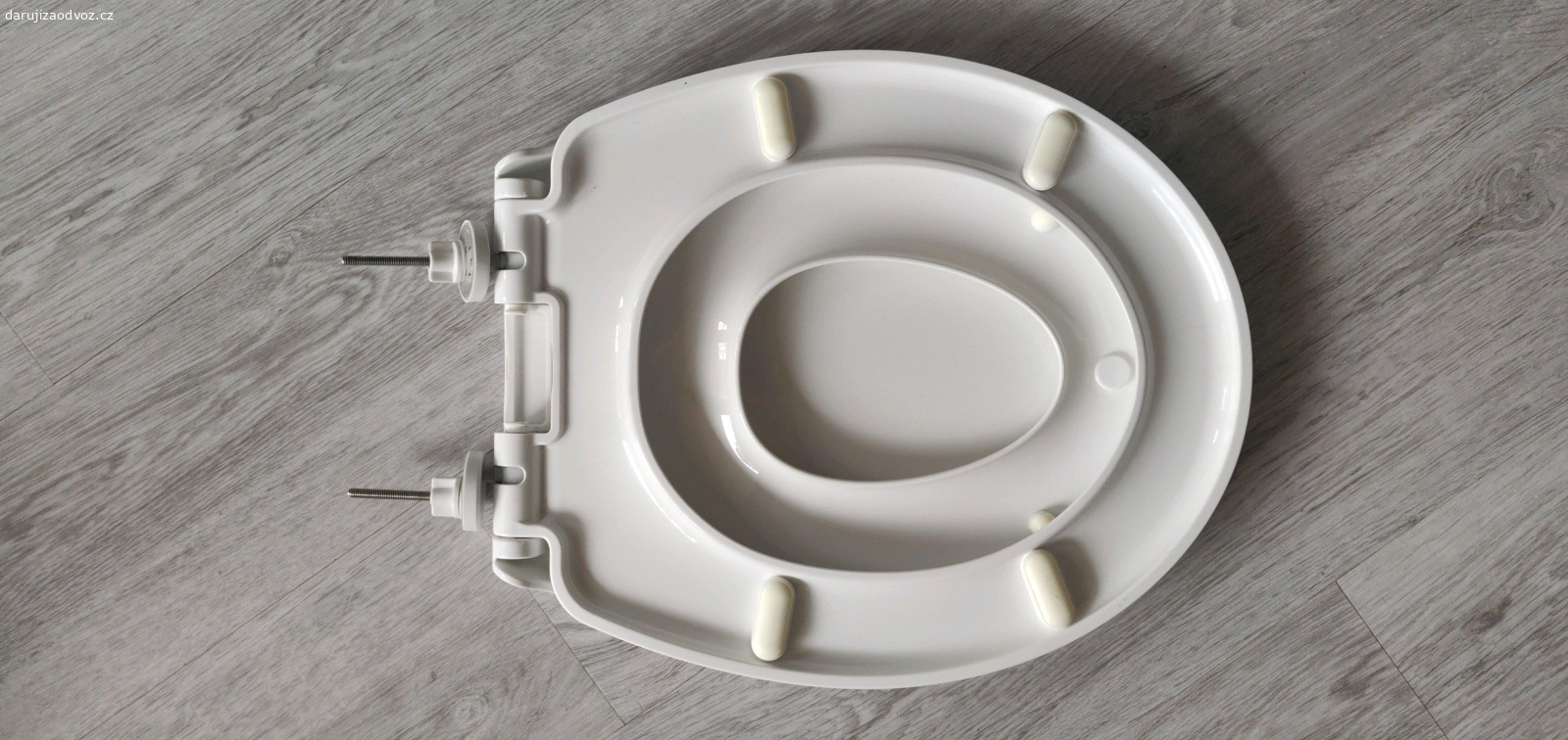 Záchodové prkýnko s redukcí. Daruji záchodové prkénko s vestavěnou dětskou redukcí. Zavírání s brzdou - nespadne, ale měkce dosedne. Vnější rozměr 44x37 cm.