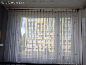 Záclona i s garnyží