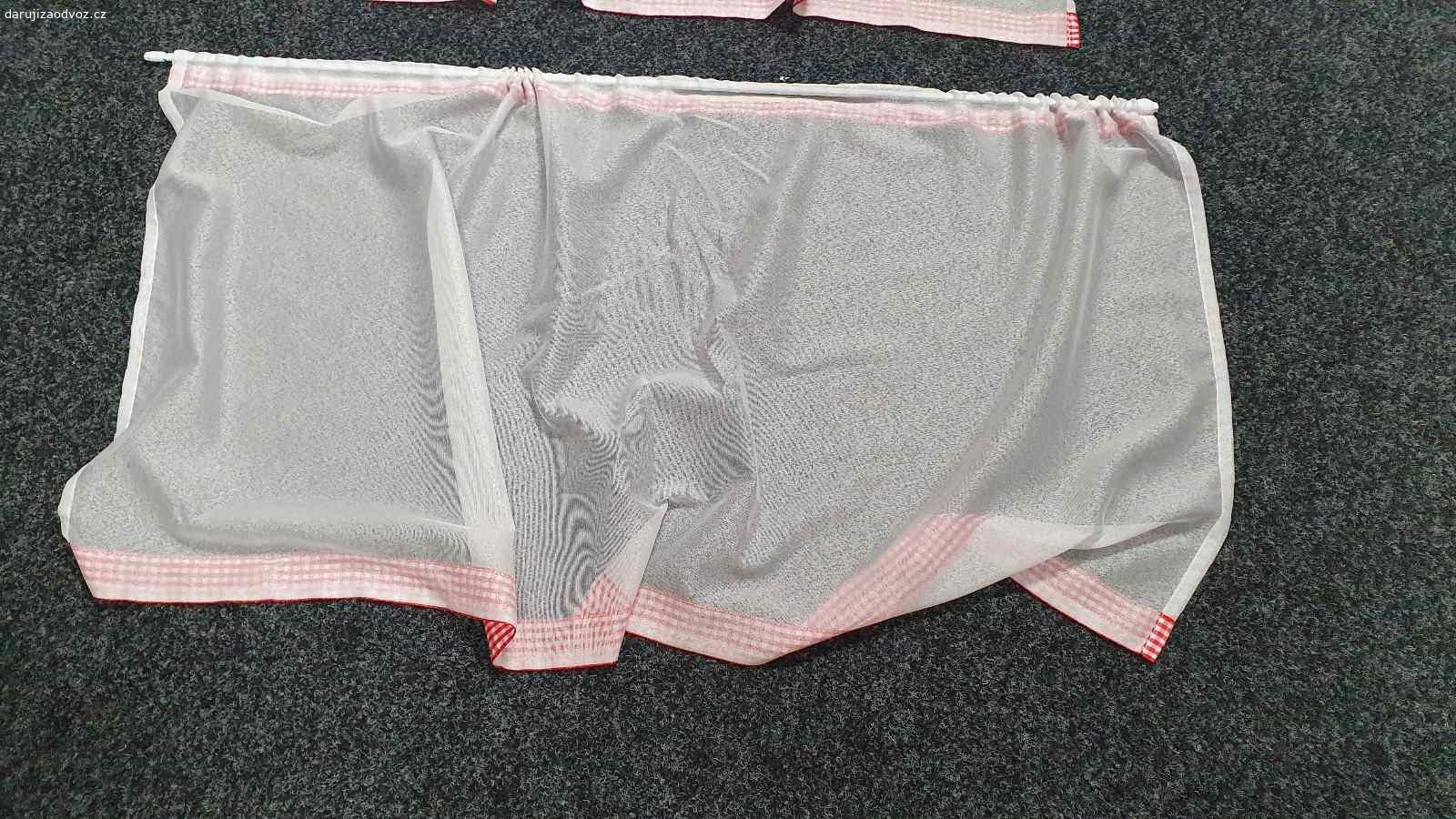 Zaclonky na okna vcetne tycek. Zaclonky na okna vcetne tycek. 
Bez samolepicich hacku na okno. 
Neposilam postou, pouze osobni predani Praha 9.