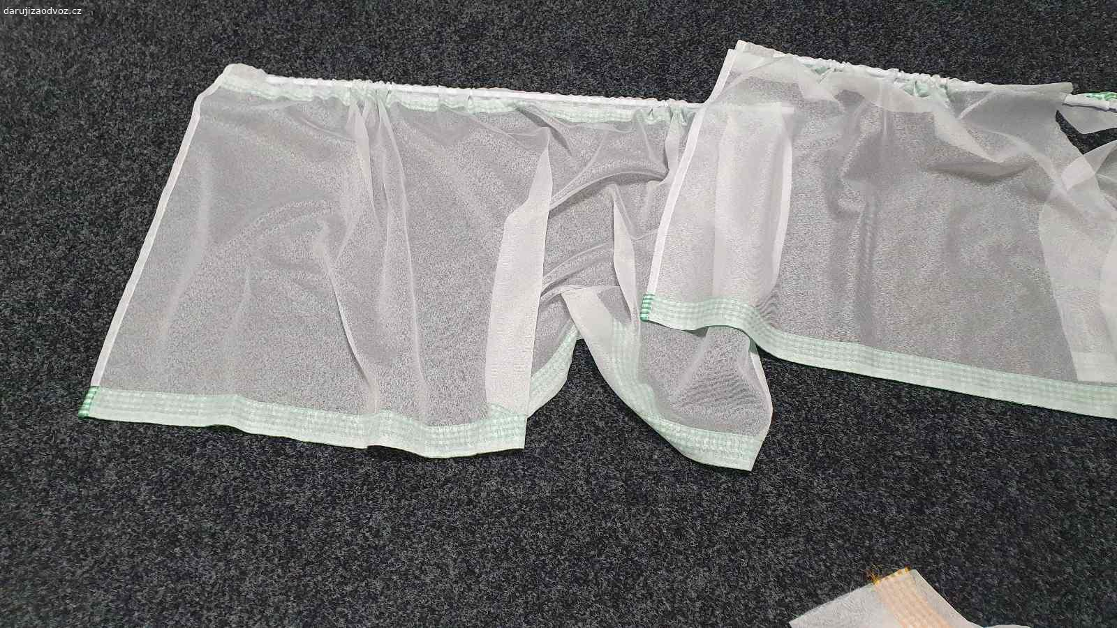 Zaclonky na okna vcetne tycek. Zaclonky na okna vcetne tycek. 
Bez samolepicich hacku na okno. 
Neposilam postou, pouze osobni predani Praha 9.