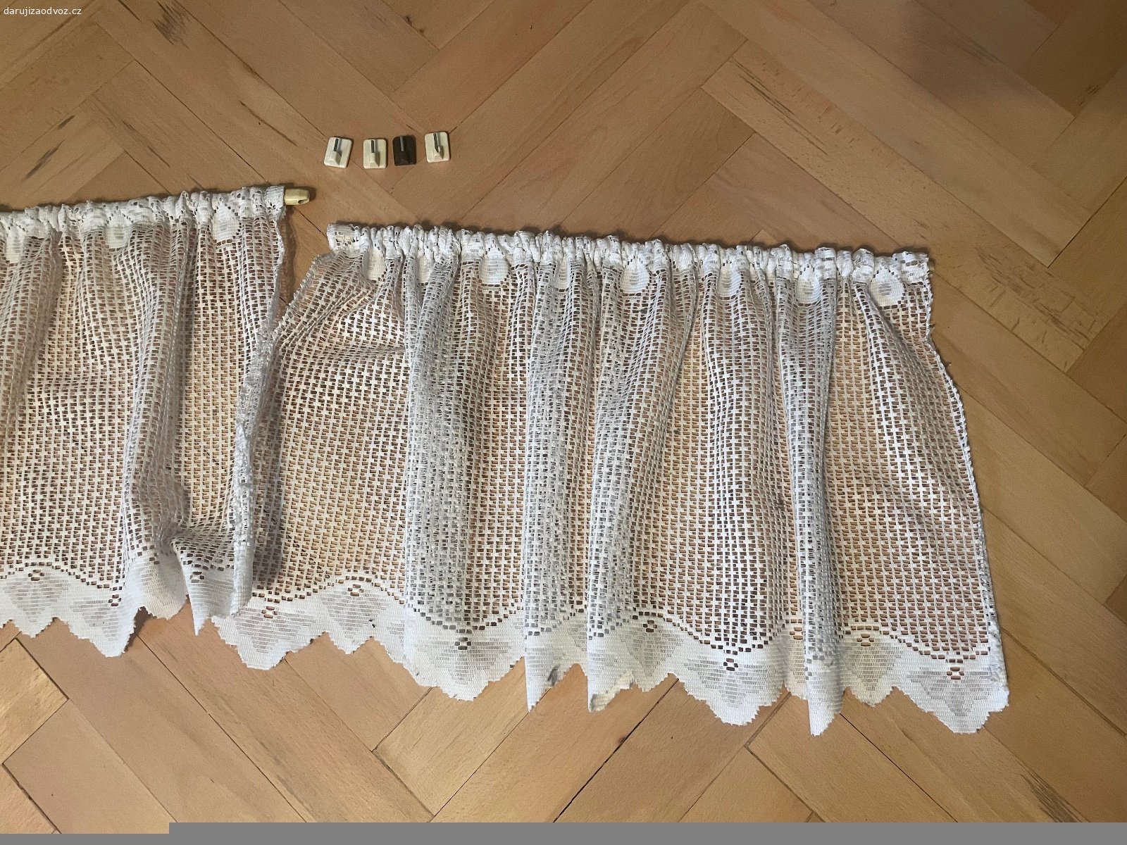 Záclonky např. do kuchyně - 2x. Daruji záclonky např. do kuchyně. Sada 2ks včetně tyček. K vyzvednutí po předchozí domluvě na Praze 4. Daruji další věci za ODVOZ viz. inzeráty!