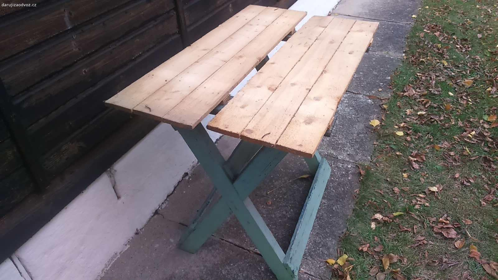 Zahradní nábytek dřevo. Stul, deska, stolek, 2 zidle.
Vymena za malé domaci produkty.