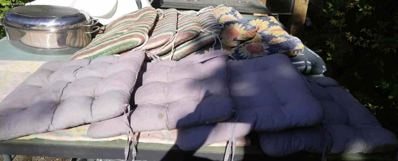 Zahradní podsedáky - polstry na židle, používané. Nabízím zahradní polstry - podsedáky na židli různé druhy a barvy, všechny používané, různé opotřebení (byly venku) proto daruji za odvoz a jestli přinesete např. rozpustnou kávu Nescafé, tak to potěší, ale není podmínkou. Předám Praha 10-Strašnice, uvítám rychlé jednání