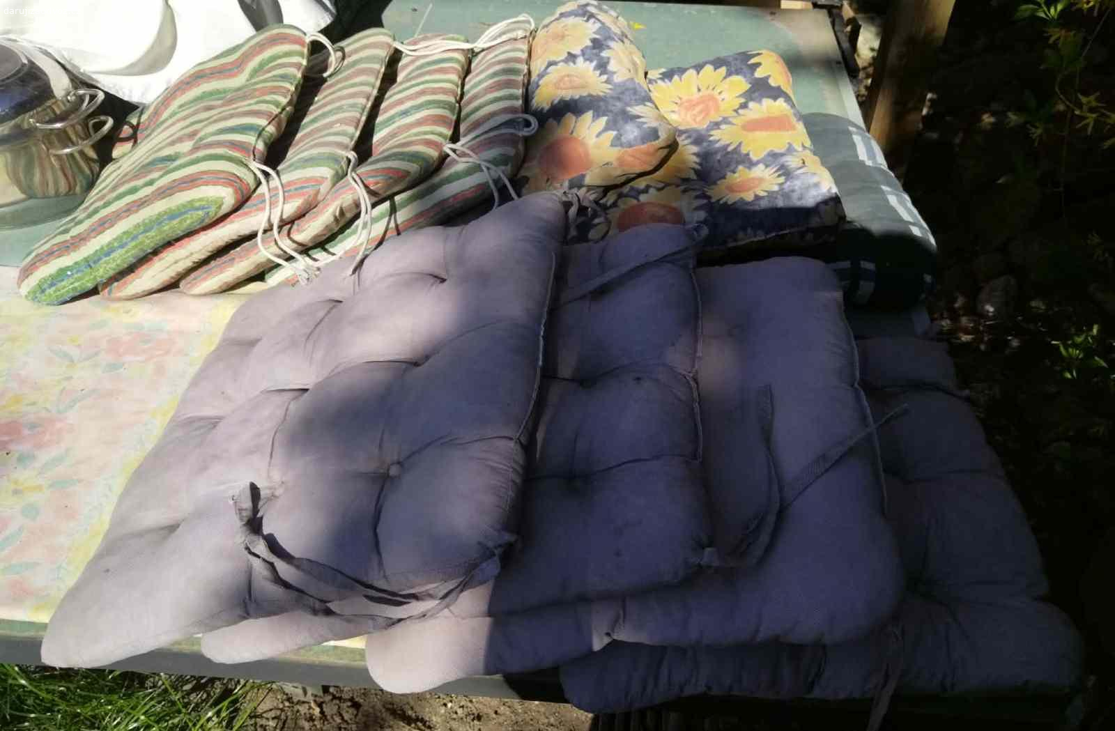 Zahradní podsedáky - polstry na židle, používané. Nabízím zahradní polstry - podsedáky na židli různé druhy a barvy, všechny používané, různé opotřebení (byly venku) proto daruji za odvoz a jestli přinesete např. rozpustnou kávu Nescafé, tak to potěší, ale není podmínkou. Předám Praha 10-Strašnice, uvítám rychlé jednání