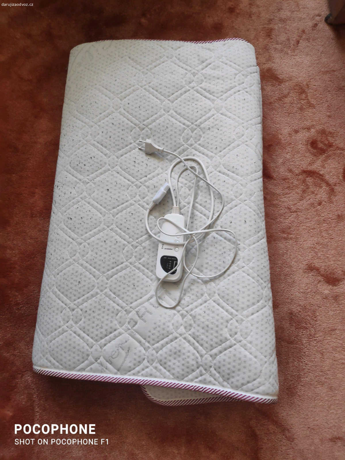 zahřívací podložka. daruji zahřívací podložku.. + deku.. kdyby někdo chtěl..