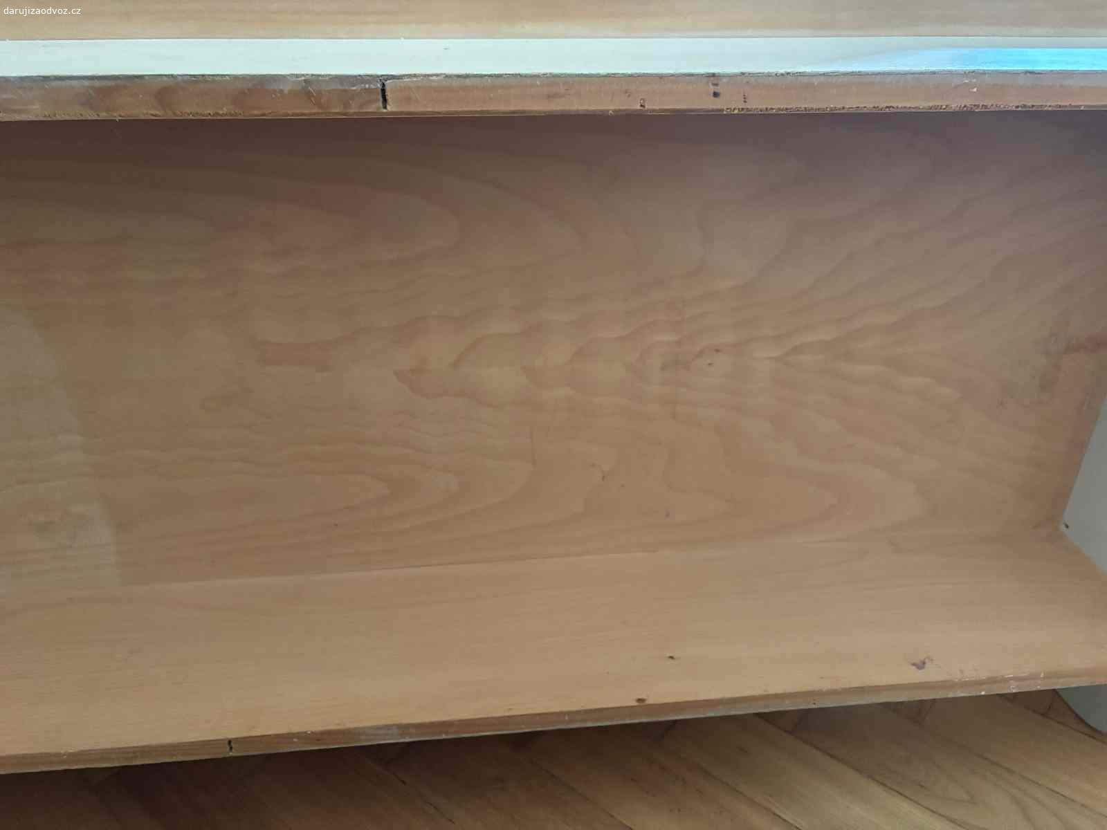 Základna retro designového konferenčního stolku. Stolku chybí skleněná deska. Je v dobrém stavu, velmi bytelný. Lze případně využít jako lavice. Rozměr desky je 59 x 135cm, bočnice jsou široké 70cm.