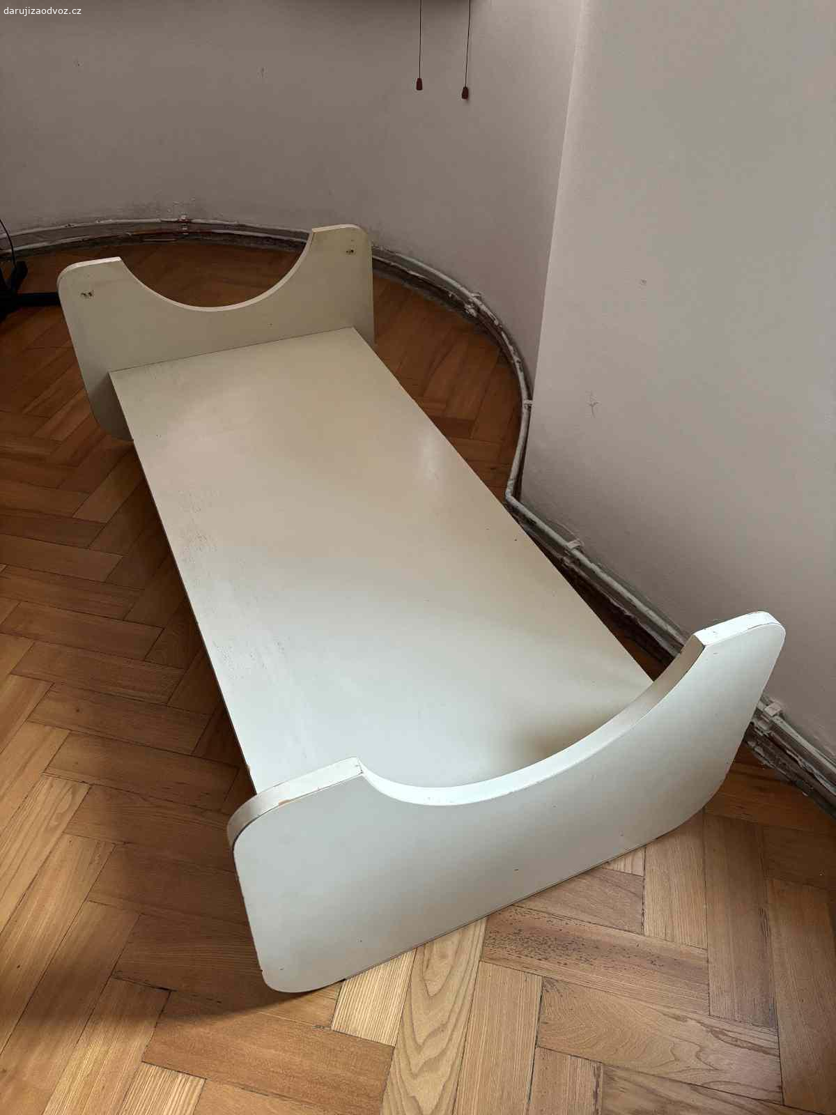 Základna retro designového konferenčního stolku. Stolku chybí skleněná deska. Je v dobrém stavu, velmi bytelný. Lze případně využít jako lavice. Rozměr desky je 59 x 135cm, bočnice jsou široké 70cm.