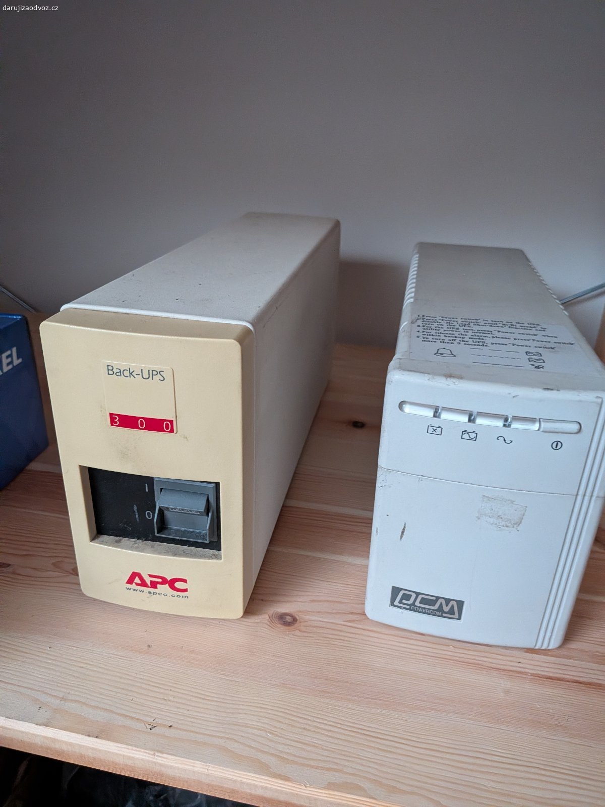Záložní zdroje UPS 3 ks – Compaq, APC Back-UPS, DY. Daruji za odvoz tři starší záložní zdroje UPS – Compaq, APC Back-UPS a DYTEC.

• Počet: 3 ks
• Stav: staré, bez baterie
• Vhodné: na náhradní díly, výměnu baterií nebo do sbírky

Elektronika uvnitř bývá v pořádku.

Pište prosím SMS a rovnou uveďte, kdy si můžete věc vyzvednout.

Nevyhrává nejrychlejší — vybírám podle toho, kdo si inzerát přečetl a s kým se dá spolehlivě domluvit. Na čem se domluvíme, to platí.

Oblast: Stodůlky / Řeporyje.