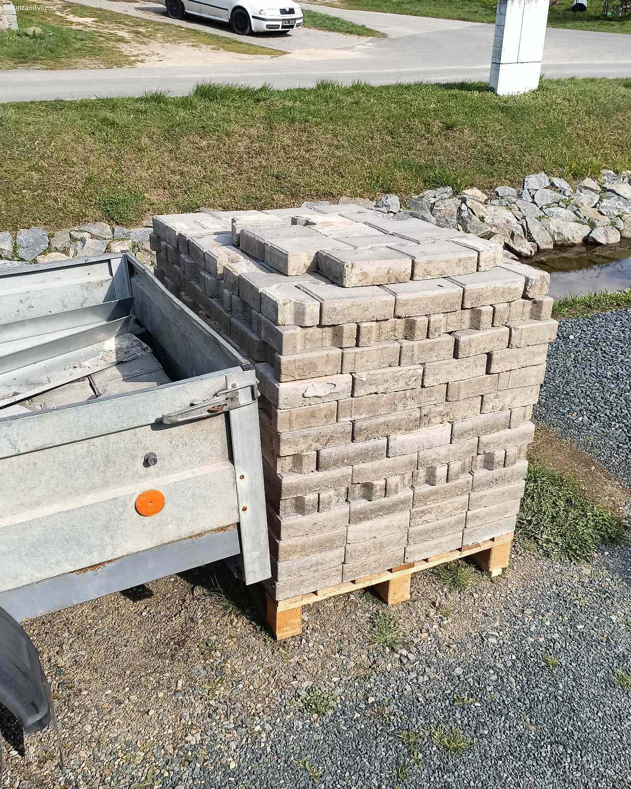 Zamkova dlazba seda. Daruji zamkovou dlazbu v dobrem stavu - na dvur novostavby to asi neni ale treba do stodoly postaci, vytazeno a naskladano na palete k odberu cca 7-8m2, volat po 14h