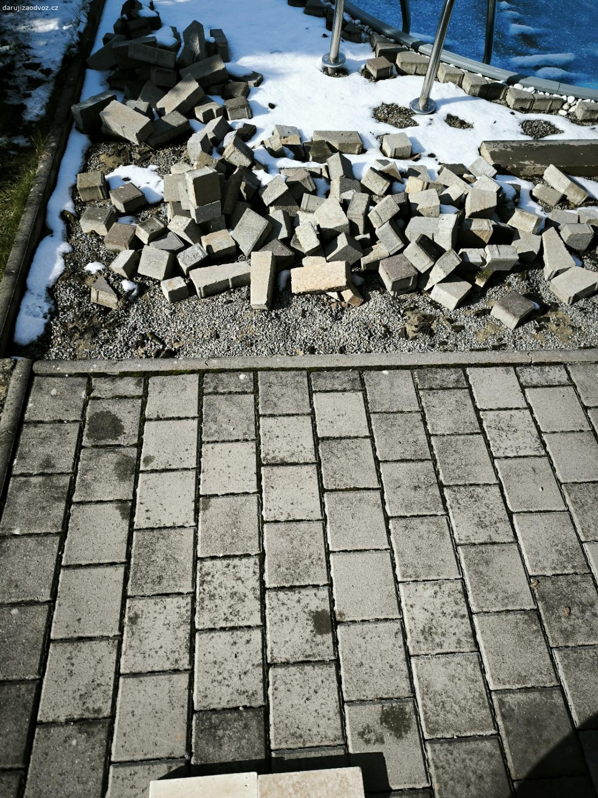 Zámková dlažba zdarma za odvoz. Nabízím zdarma za odvoz cca 22m2 dlažby 15x15x3cm, a cca 7m2 dlažby (hlavně 20x10x6cm a 10x10x6cm a 20x20x6cm)
