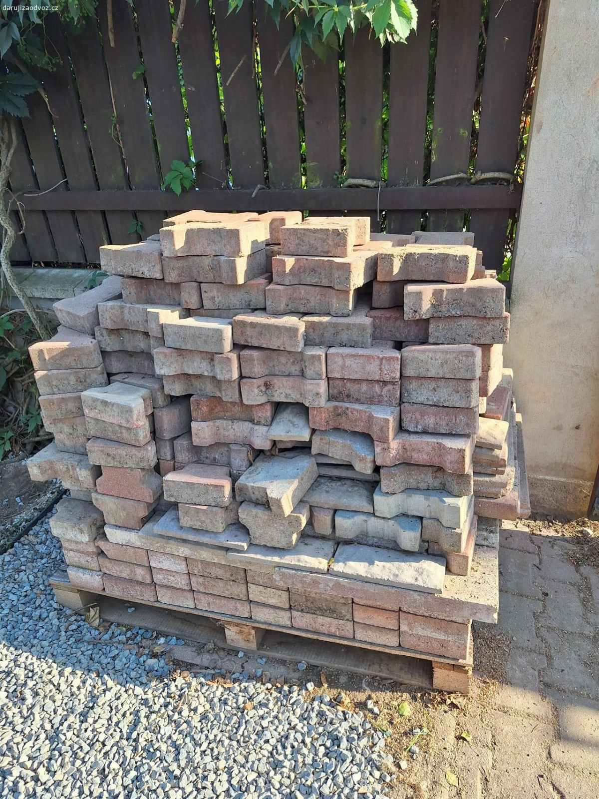 zámková dlažba. zámková dlažba plus několik obrubníků. viz foto