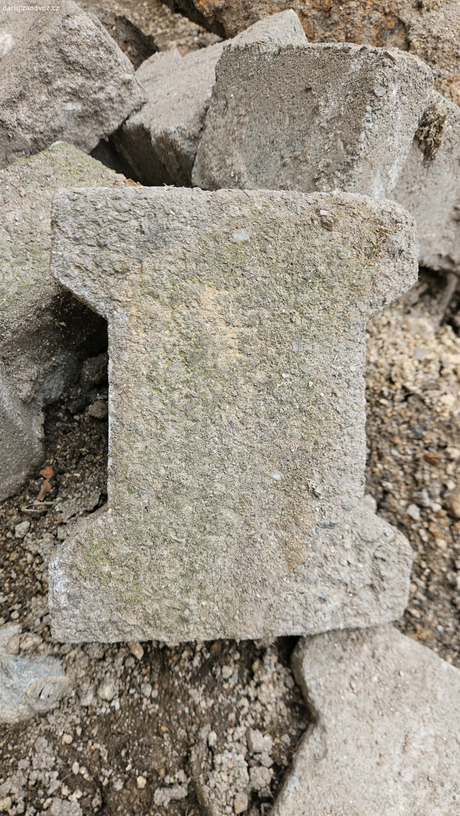 zámková dlažba. daruji za odvoz rozebranou zámkovou dlažbu. cca 6 až 8 m2.