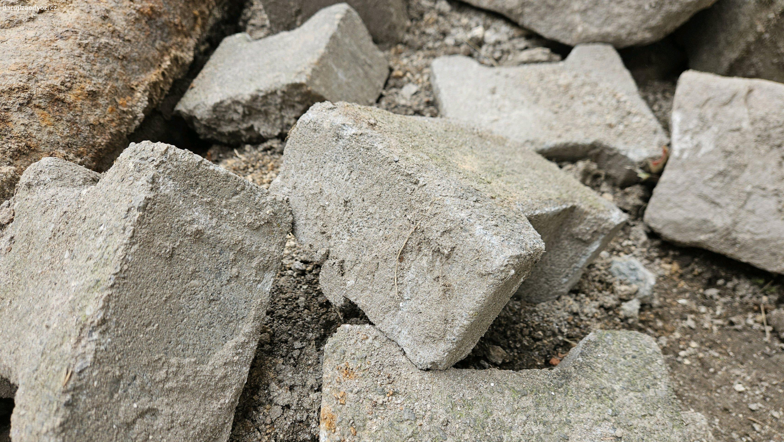 zámková dlažba. daruji za odvoz rozebranou zámkovou dlažbu. cca 6 až 8 m2.