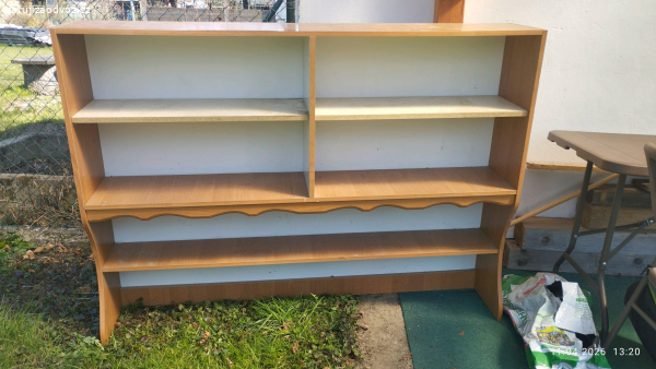 Zánovní poličková skříň