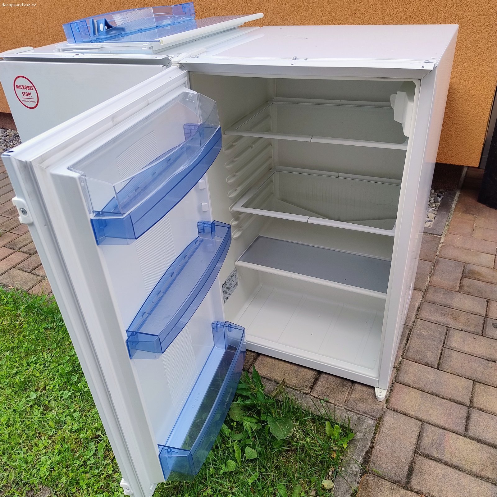 Zánovní , vestavěné chladničky 2 ks. Daruji 2 ks vestavěných chladniček. 

Pouze osobní odběr. 

Rozměry: výška:  88 cm   , šířka: 53, 5 cm  .