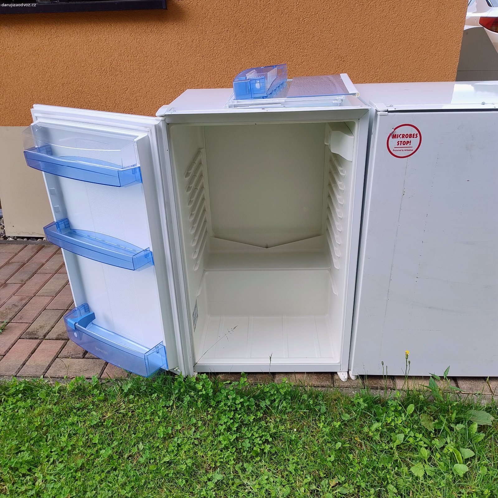 Zánovní , vestavěné chladničky 2 ks. Daruji 2 ks vestavěných chladniček. 

Pouze osobní odběr. 

Rozměry: výška:  88 cm   , šířka: 53, 5 cm  .