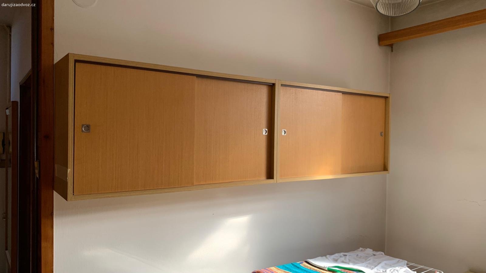 Závěsné skříně. 2 kusy, Rozměry:  š 101cm x v 55cm x hl. 30 cm
Vyzvednutí pouze o víkendu nebo o svátcích.
Na emaily nereaguji, poue SMS, hovor nebo Whatsapp.