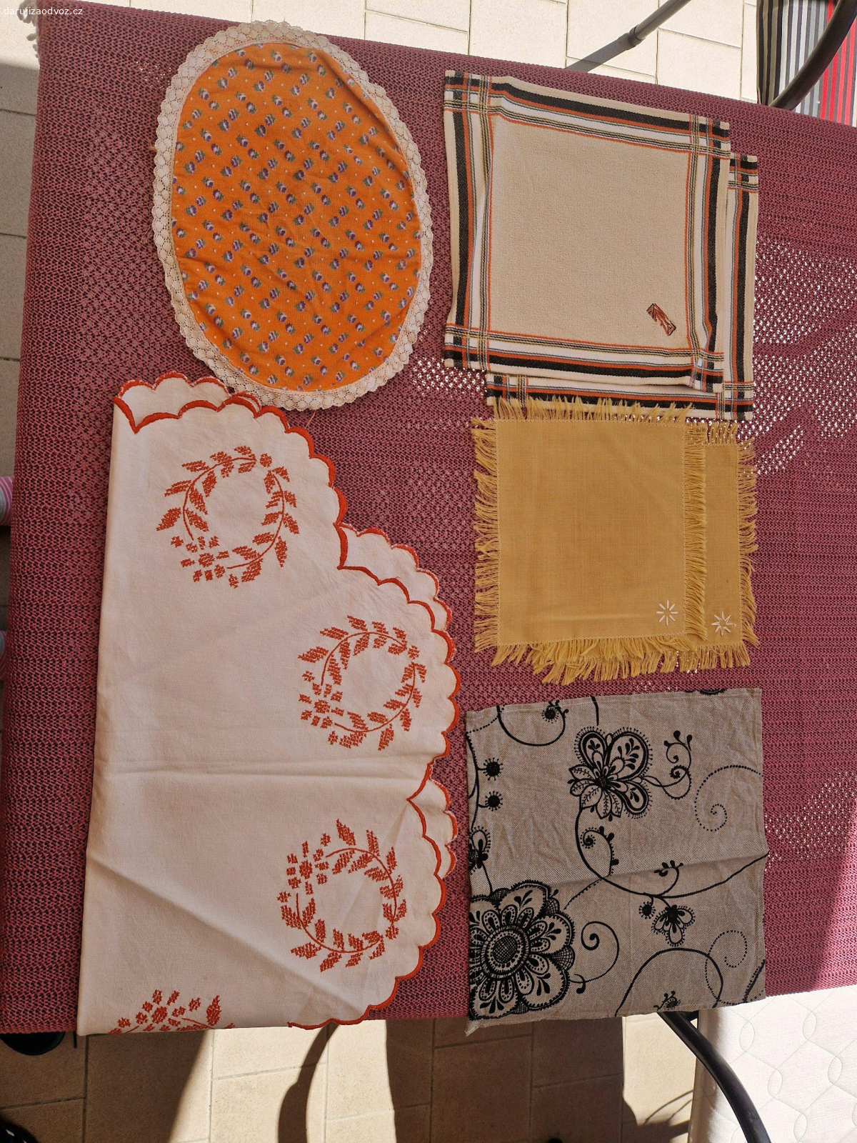 zavesy, polstarky, ubrousky. Za odvoz zavesy delka ca 160cm, male polstarky + povlaky, zavesy/zaclonky do kuchyne delka ca 60 a 90cm. Lety u Dobrichovic.