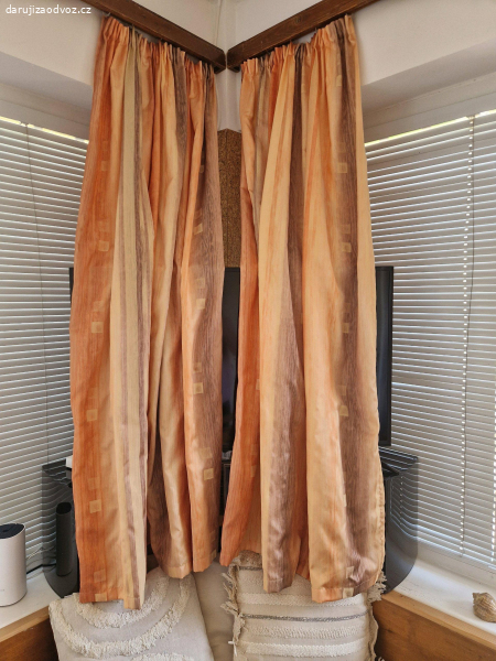 zavesy, polstarky
